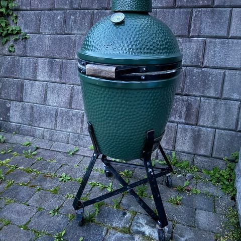 Big Green Egg medium i god stand. Mye nytt utstyr