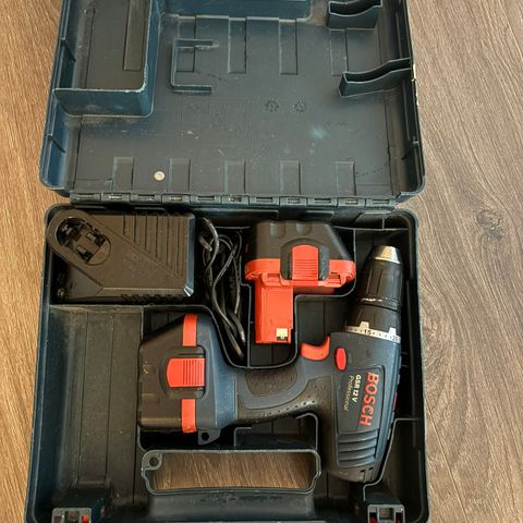 Drill, merke Bosch 12V med to batterier og koffert