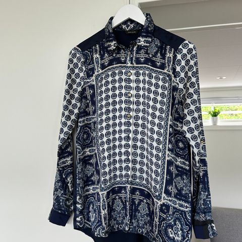 River Island blå mønstret bluse med gulldetaljer str. 36