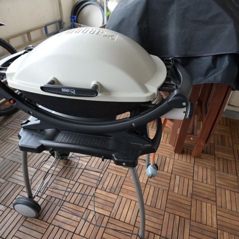 Weber gassgrill q200 med stativ og beskyttelsestrekk