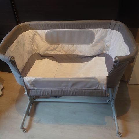 bedside crib fra Moweo