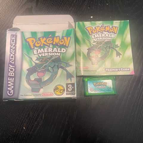 Pokemon Emerald med boks og trainers guide