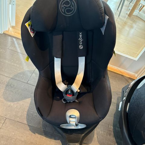 Cybex Sirona Z i-Size barnesete, med base.