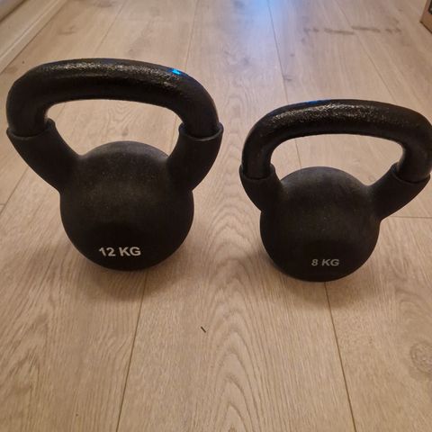 2 stk kettlebell, 1 x 12 kg og 1 x 8 kg