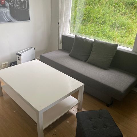 Sovesofa med bord