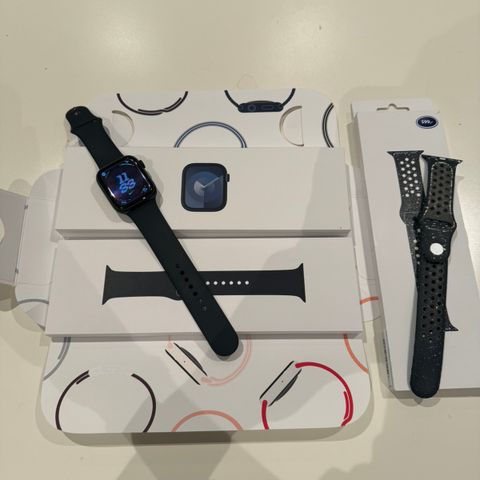 Apple Watch S9, 45mm Midnight Alu + Nike Sport Band M/L + Skjermbeskytter