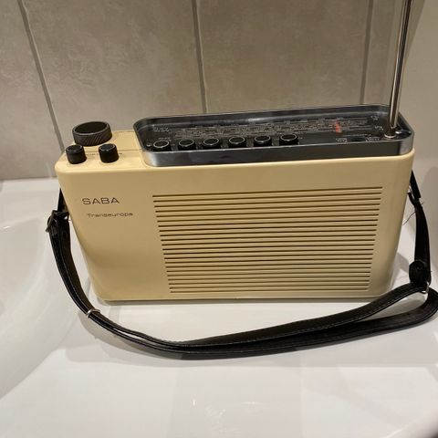 Vintage Saba Transeuropa radio.  1000kr.