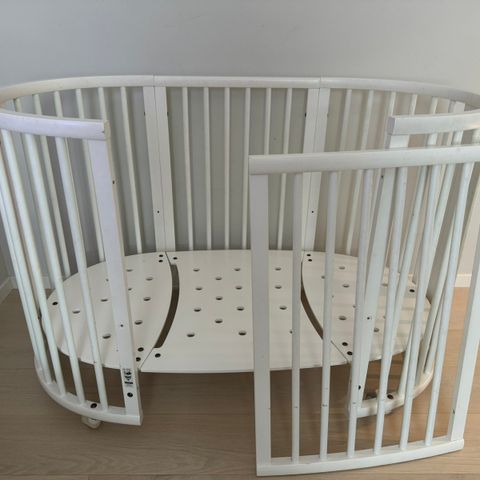 Pentbrukt stokke barneseng fra 0 år til 4 år