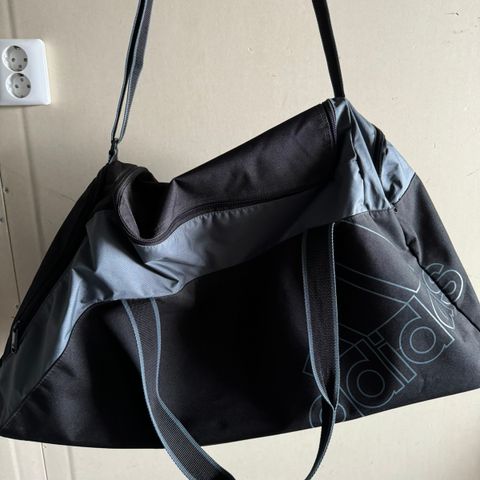 Nesten ikke brukt Adidas fotball bag