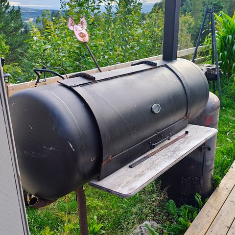 Reverse offset smoker