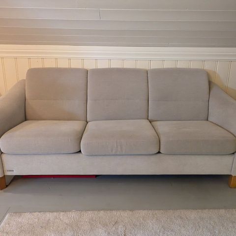 Brunstad sofa selges