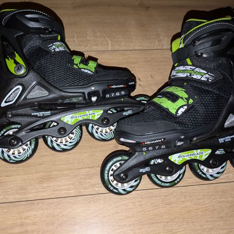 Nesten ubrukte rollerblades selges.