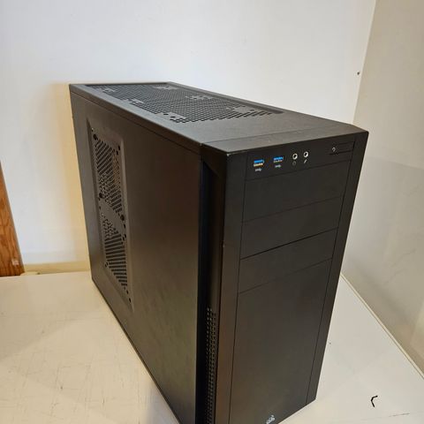 Gaming PC,  2TB HDD, 24" Skjerm,