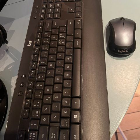 Pc-skjerm, tastatur og mus selges samlet