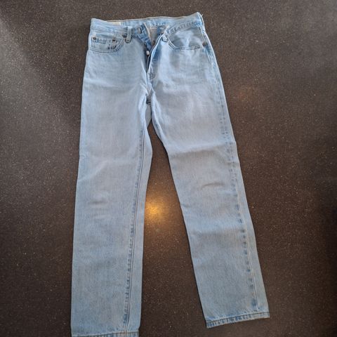 Levis 501 buks selges.