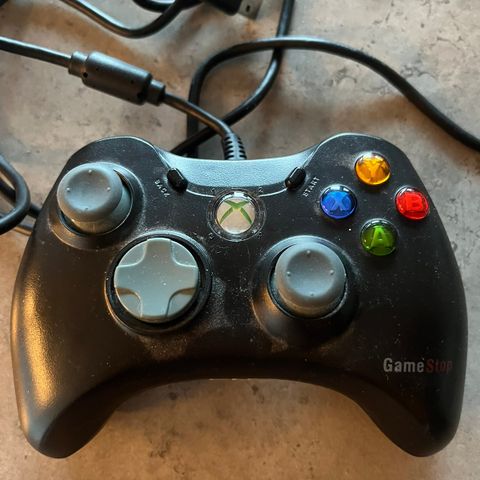 Xbox 360 kontroller wired med Gamestop logo