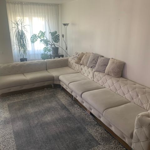 Stor og fin sofa til salgs. Fra trademax.