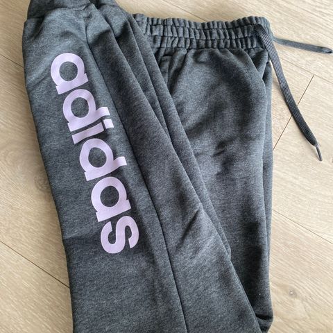 Adidas joggebukse selges