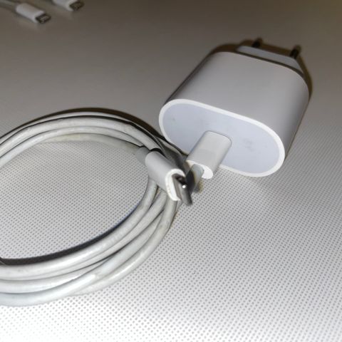 Apple 20W Vegglader (hvit) USB-C hurtiglader for iPhone og iPad