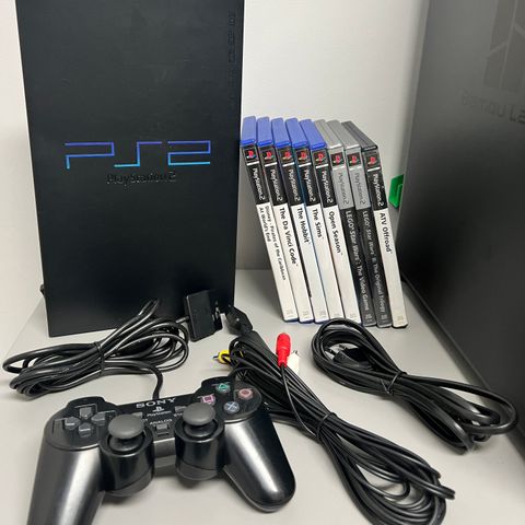 PlayStation 2 konsoll med en kontroller og 8 spill