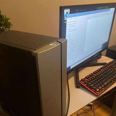 Lenovo stasjonær PC - Intel i3, 4 GB RAM, 237 GB SSD + Tastatur og Mus