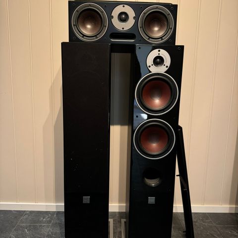 Denon AVR-X3200W 5:1 forsterker med fullt Dali høyttaler sett.