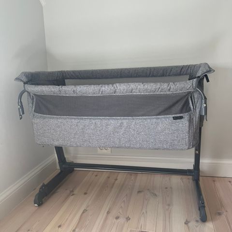 Yngri bedside crib