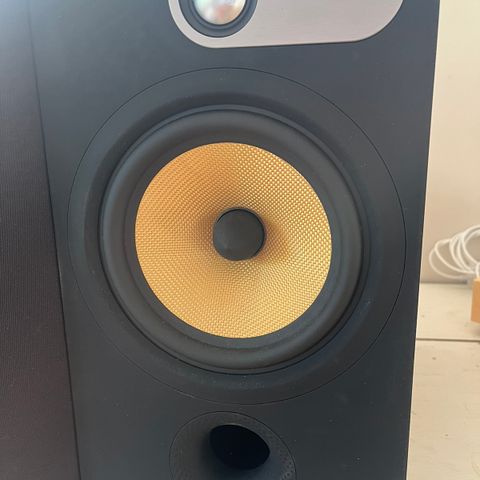 Bowers & Wilkins 685