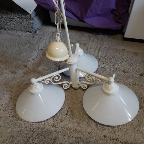 Taklampe i hvit metall.  Svensk retro av Aneta.  Fra 80-tallet