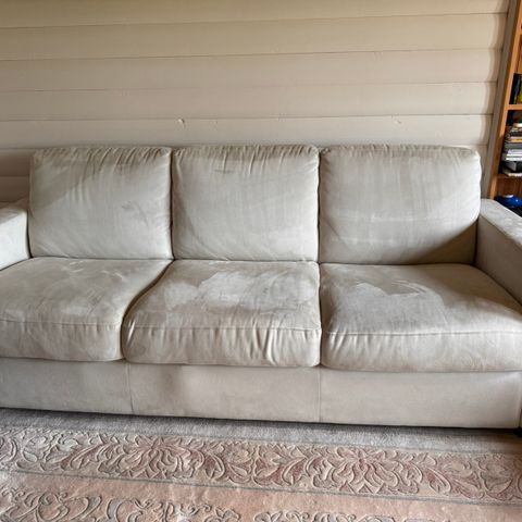 Lys sofa og puff