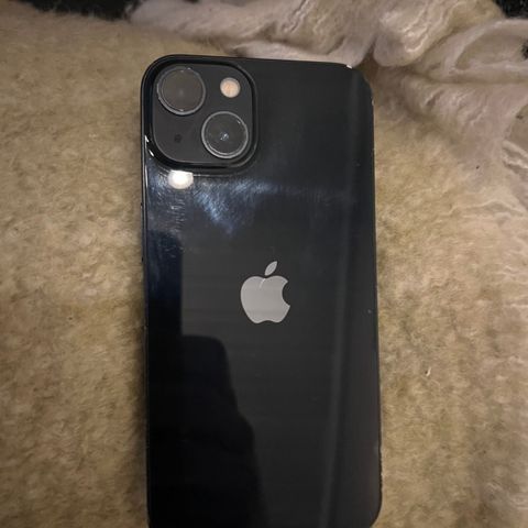 iPhone 13 (NESTEN IKKE BRUKT)