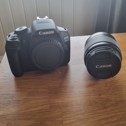 Helt nytt og nesten ubrukt Canon Eos 2000D 18-55Mm DC kit m/minnekort