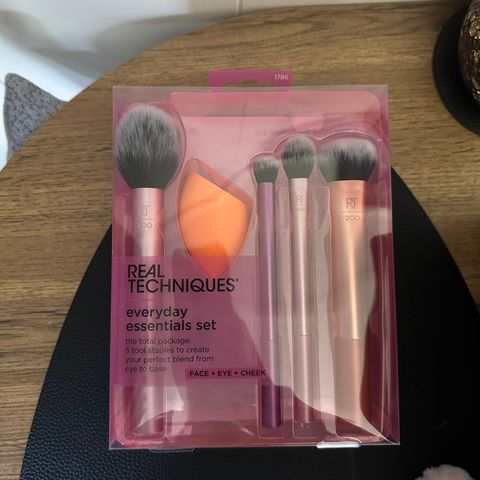 Uåpnet Real Techniques Everyday Essentials (sminkebørster og beautyblender)