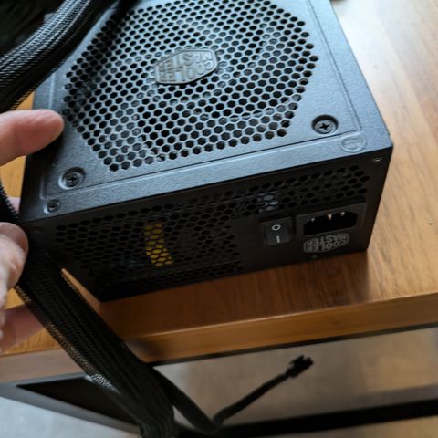 Cooler Master 650W strømforsyning (gull-sertifisert). Defekt.