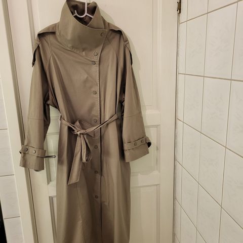 Muldvarpfarget trench coat fra Levate