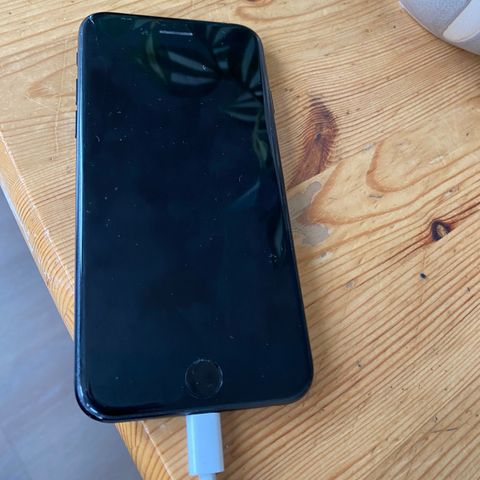 iPhone 7  og 32 GB må byttes skjerm og batteri