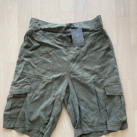 Stilig grønn cargo shorts fra Kaffe