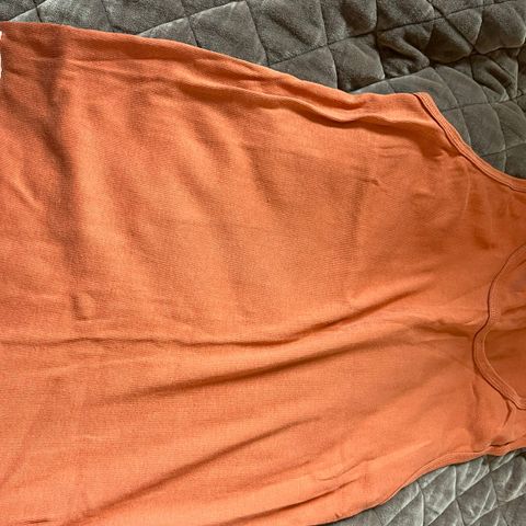 Rustrød / oransj singlet fra Lois, str XL, knapt brukt, kr 125,-