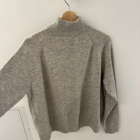 Lysegrå Holzweiler genser i ull/cashmere miks