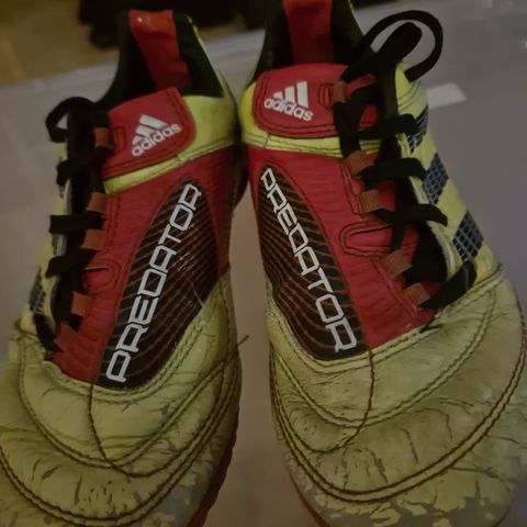 Adidas Predator str 32 gis bort