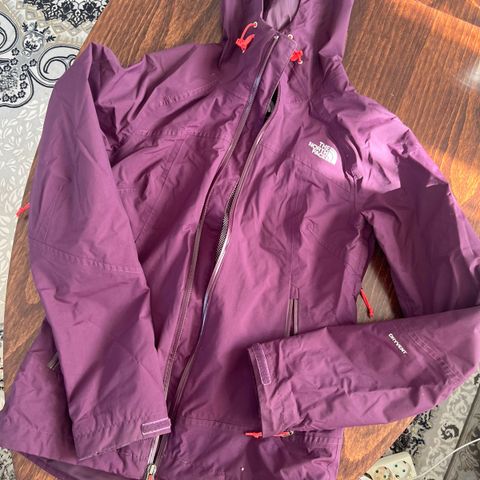 The North Face jakke selegas for 500kr