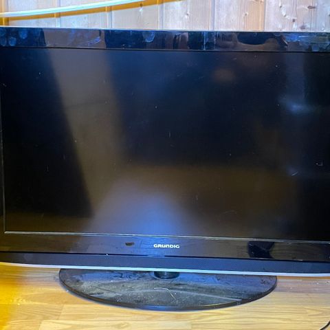 32’’ Grundig flatskjerm selges