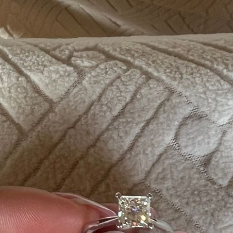 Forlovelsesring/diamantringi 14k hvitt gull(kostet 31000 ny)