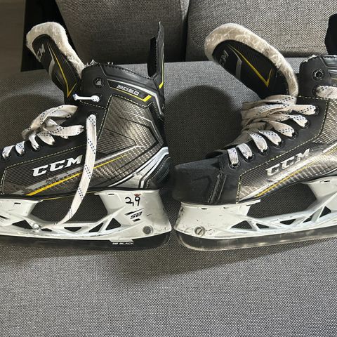 CCM tacks 9060 jr. black str 38 ee