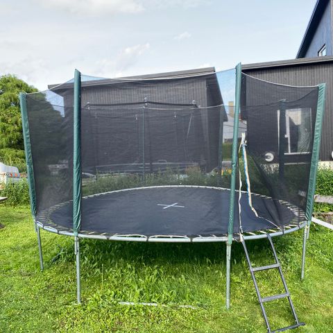 Stor trampoline gis bort