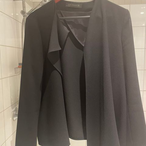 Dressjakke fra Zara. Fine detaljer både framme og bak