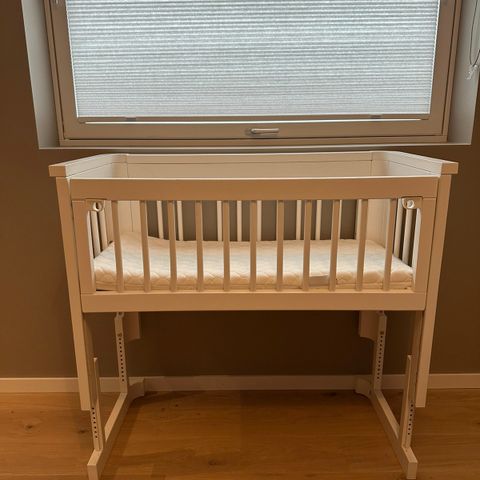 Troll bedside crib