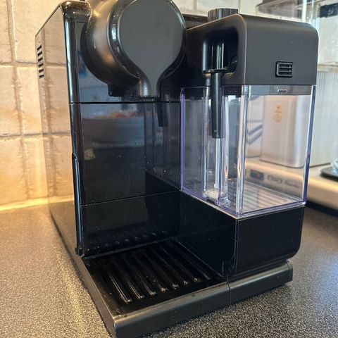 Nespresso kaffemaskin med melkeskummer