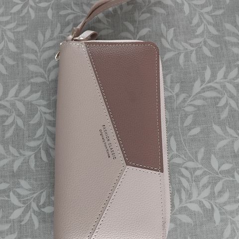 Lekker clutch / lommebok i nude / rosa - med avtagbar håndleddsreim