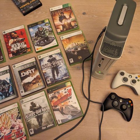 Xbox 360 med to kontroller og spill